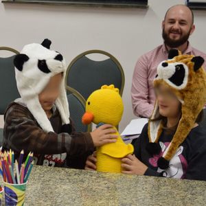 Los peluches son pasadas de mano en mano por los niños.