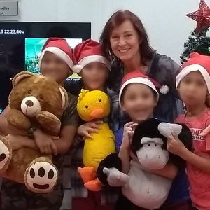 Niños participantes del taller: Navidad en “SobraPet” abrazando peluches con tecnología integrada para detectar abrazos.