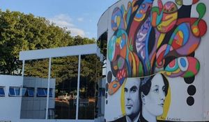 Fachada dos prédios do IC 3 e 3.5 com mural artístico representando Alan Turing e Ada Lovelace.