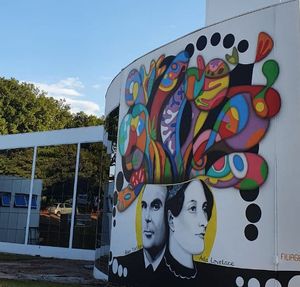 Fachada del Instituto de Computación con un grafiti en honor a Alan Turing y Ada Lovelace.