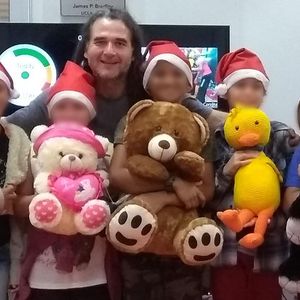 Niños participantes del taller: Navidad en “SobraPet” abrazando peluches con tecnología integrada para detectar abrazos.